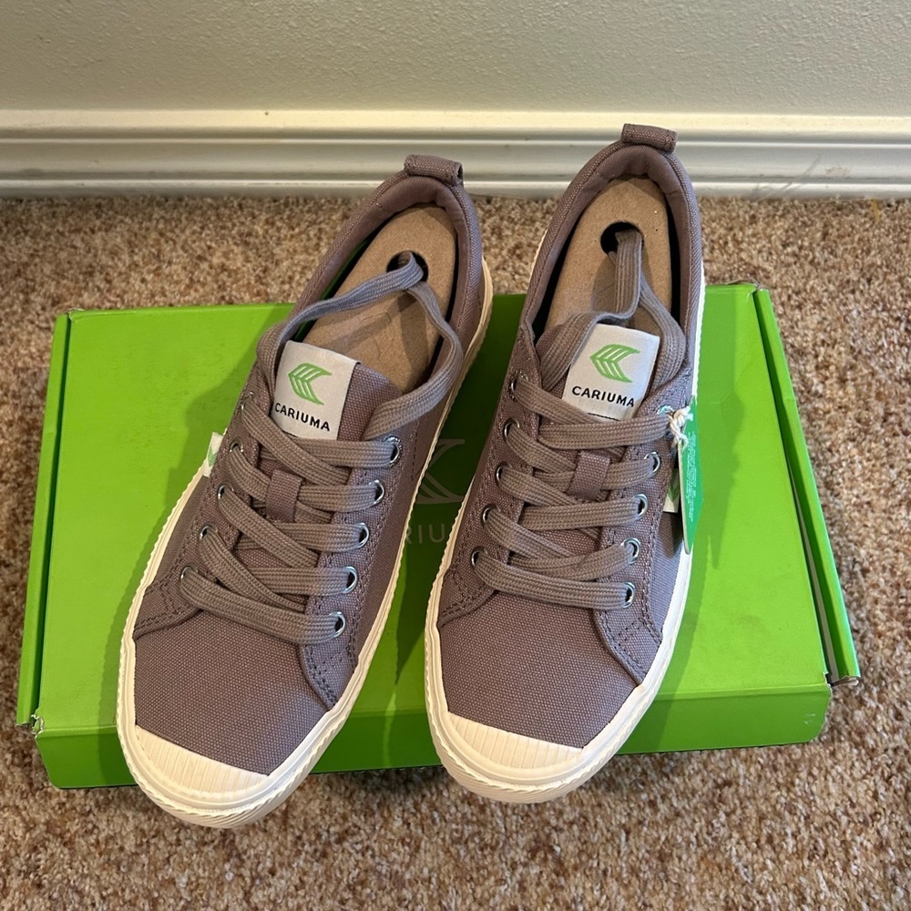 NEW with tags! Cariuma OCA Low Mystic Grey Canvas
Sneakers